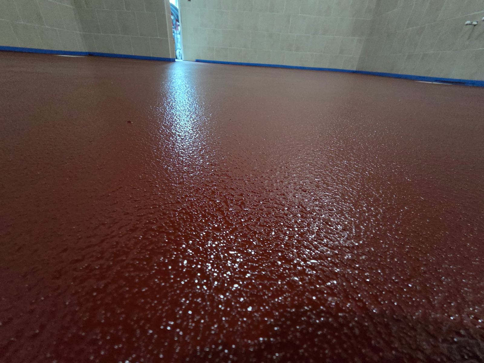 Deep red solid colour floor coating with a high-gloss finish