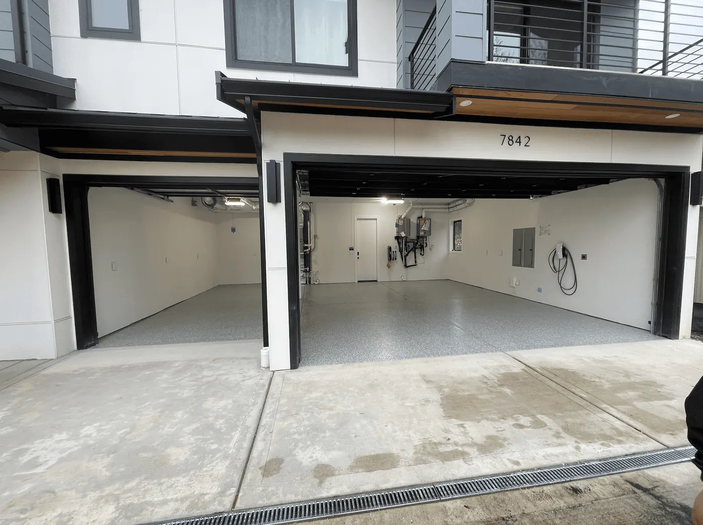 Townhome Garage, Pearl Flake &mdash; full-broadcast flake floor coating