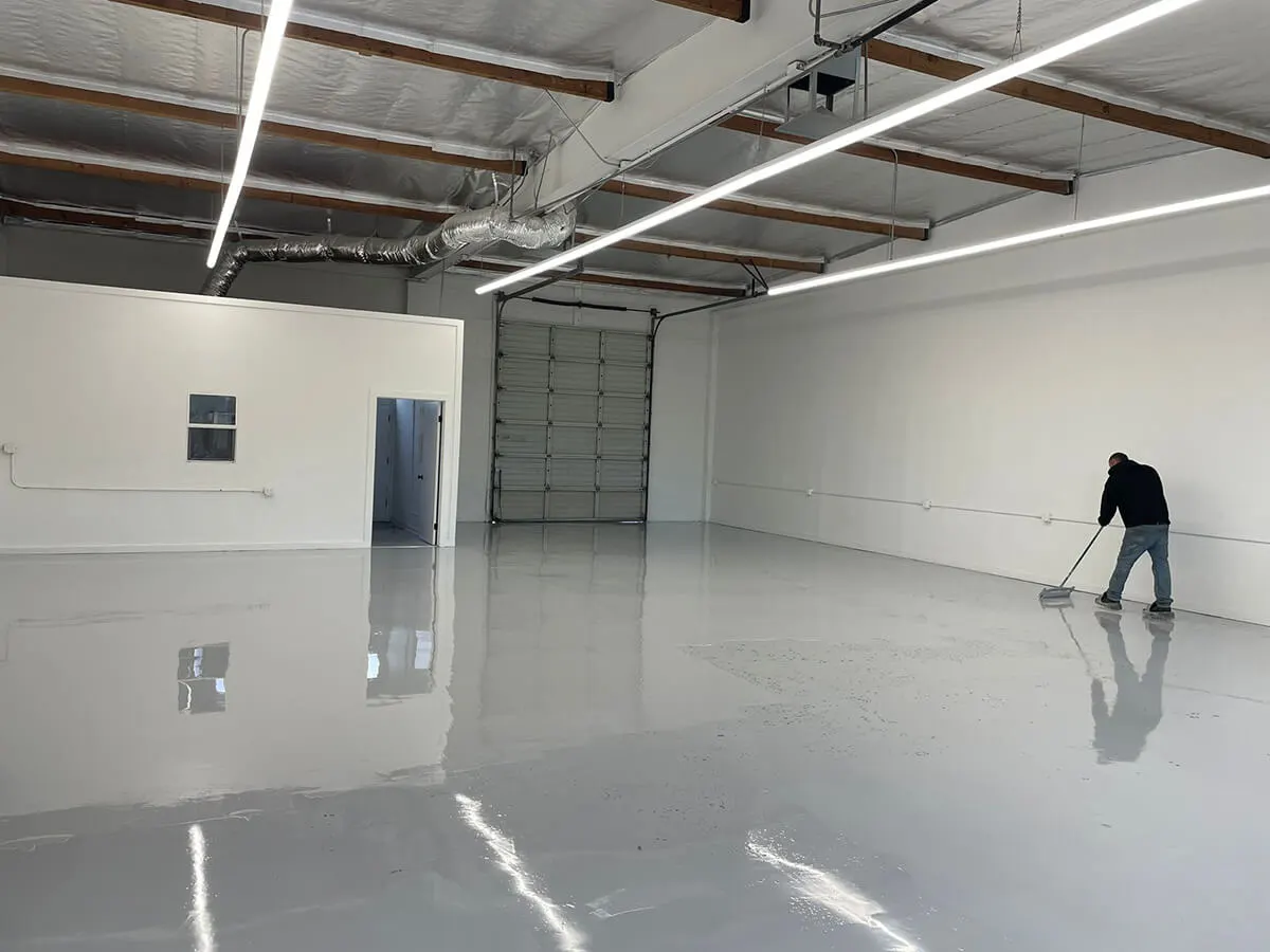 Distribution Warehouse &mdash; solid colour, high-gloss floor coating
